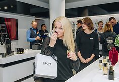 Nišinių kvepalų pristatymo akimirka