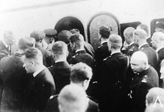 I&scaron; Kauno aerodrome nusileidusio Vokietijos lėktuvo i&scaron;keliami žuvusių &bdquo;Lituanica&ldquo; lakūnų karstai. 1933 m. liepos 19 d. 16 val.