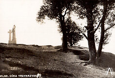Trys kryžiai ant  Plikojo (kreivojo) kalno. Architektas A. Vivulskis. Nuotrauka daryta apie 1925 m.