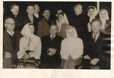 J. Baltušis, T Tilvytis ir A. Venclova su Anykščių liaudies teatro grupe po A. Vienuolio spektaklio Prieblandoje 1962 m.