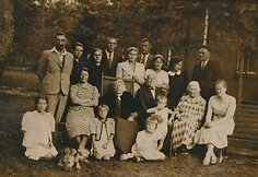 Gabrielė Petkevičaitė-Bitė, Marija Galiauskaitė, pedagogai Juozas ir Felicija Sideravičiai, pedagogė Filomena Janu&scaron;auskienė su vaikais ir kiti asmenys Berčiūnų kurorte. 1938 m.