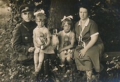 Mi&scaron;kininkas, Berčiūnų kurorto direktorius Jonas Kasperavičius su &scaron;eima. [Berčiūnai]. XX a. 4 de&scaron;. 
