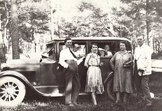 Pedagogo, muziko Mykolo Karkos &scaron;eima ir pedagogo, dailininko Prano Giedravičiaus &scaron;eima pakeliui į pajūrį. 1930 m. 