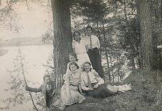 Panevėžio pradžios mokyklos Nr. 1 bei kitų miesto mokyklų bendra moksleivių ir pedagogų i&scaron;vyka į Anyk&scaron;čių kra&scaron;tą. Grupė mokytojų, įsiamžinusi prie &Scaron;ventosios krantų. Sėdi 1-oje eilėje de&scaron;inėje: V. Janu&scaron;kevičiūtė; 2-oje eilėje de&scaron;inėje: K. Danilavičiūtė; kairėje: Povilas Daukas; stovi de&scaron;inėje: Veron