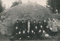 Panevėžio vyskupas Kazimieras Paltarokas su lydinčiaisiais dvasininkais ir kitais asmenimis prie Puntuko akmens. Fotogr. I. Melniko. 1930 m. 