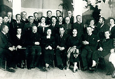 I. Simonaitytė su P. Babicku, L. Dovydėnu, Pr. Geniu, ir kt. literatūros vakaro Tel&scaron;iuose  metu [1937 m.]