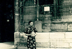 Liūnė Janu&scaron;ytė prie &Scaron;v. Genovaitės bažnyčios 1937-09-05