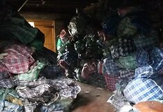 Krepšių krūva. Viename šių krepšių ir buvo rasti laiškai