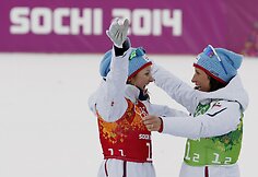 Marit Bjoergen ir Ingvild Fluqstag Oestberg laimėjo slidinėjimo komandinio sprinto rungtyje