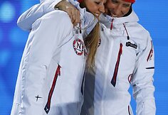 Marit Bjoergen ir Ingvild Fluqstag Oestberg laimėjo slidinėjimo komandinio sprinto rungtyje