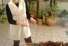 Ramunė Klincevičiūtė vietinių &scaron;ventėje. Kepami tradiciniai Sufla, be kurių neapseina jokia &scaron;ventė.