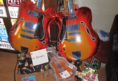 Dukros Agnės ir sūnėno gitaros formos dovanos jubiliatui i&scaron; JAV