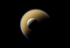 Titanas ir Rėja &ndash; du didžiausi Saturno mėnuliai natūraliomis spalvomis (2013 gruodžio 23 d.) 