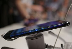 &bdquo;Samsung Galaxy Note Edge&ldquo; &ndash; pirmasis i&scaron;anusis, turntis i&scaron;lenktą ekraną telefono &scaron;one