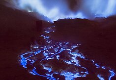 &Scaron;alia Kawah Ijen ugnikalnio teka mėlyna lava