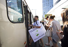 Keletas vilniečių penktadienio pavakarę protestavo dėl būsimosios viešojo transporto reformos.