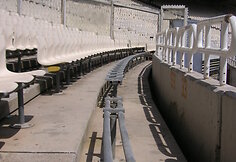 Išlaužtos kėdės Atėnų olimpiniame stadione