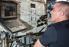 Astronautas Chrisas Cassidy Žemėje esantį robotą valdo įprastu nešiojamuoju kompiuteriu