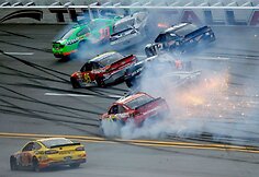 Avarija sekmadienį, gegužės 5 d. vykusiose NASCAR lenktynėse