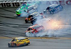 Avarija sekmadienį, gegužės 5 d. vykusiose NASCAR lenktynėse
