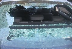 Vandalų apgadintas automobilis 