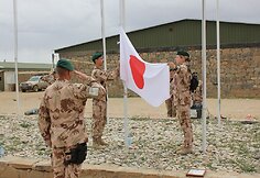 Goro provincijos atkūrimo grupės stovykloje nuleistos misiją baigiančių Japonijos ir Europos Sąjungos vėliavos