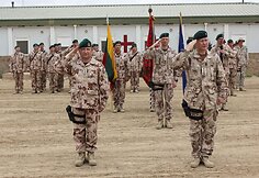 Goro provincijos atkūrimo grupės stovykloje nuleistos misiją baigiančių Japonijos ir Europos Sąjungos vėliavos