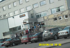 Eilė prie &bdquo;Swedbank&ldquo; bankomato