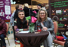 dainininkė Neda Malūnavičiūtė ir Beata Nicholson.