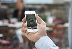 Robotas SMS žinutėmis bendrauja su &scaron;eimininku. &bdquo;Husqvarna&ldquo; nuotr.