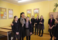 Katažina Zvonkuvienė trispalves draugystės apyrankes su moksleiviais pynė gimtojoje Medininkų mokykloje