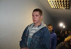 Į teismą vedami sulaikyti jaunuoliai