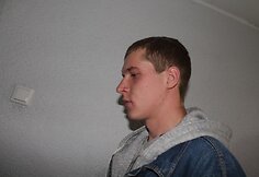 Į teismą vedami sulaikyti jaunuoliai