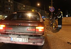 Automobilis partrenkė dviratininkę