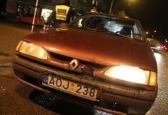 Automobilis partrenkė dviratininkę