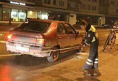 Automobilis partrenkė dviratininkę