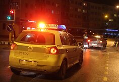 Automobilis partrenkė dviratininkę