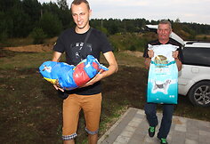 Jaunavedžiai vietoje gėlių paprašė padovanoti maisto keturkojams