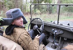 Vienuolikmetis Kostas prie GAZ67 vairo