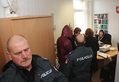 Įtariamųjų suėmimas