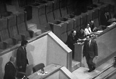 Po išrinkimo Aukščiausiosios Tarybos pirmininku Vytautas Landsbergis eina užimti savo vietos Prezidiume