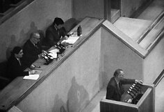 Tribūnoje &ndash; Mandatų komisijos pirmininkas Aloyzas Sakalas