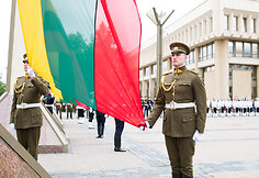 Valstybės vėliavos pakėlimo ceremonija Nepriklausomybės aikštėje