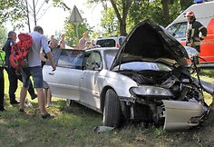 Nuo kelio nuvažiavo &bdquo;Opel Omega&ldquo; ir skaudžiai rėžėsi į medį
