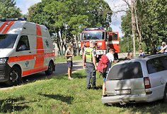 Nuo kelio nuvažiavo &bdquo;Opel Omega&ldquo; ir skaudžiai rėžėsi į medį