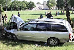 Nuo kelio nuvažiavo &bdquo;Opel Omega&ldquo; ir skaudžiai rėžėsi į medį