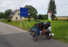 Tėvo ir sūnaus kelionė elektriniu triračiu