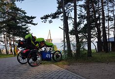 Tėvo ir sūnaus kelionė elektriniu triračiu