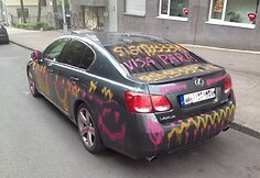 Dažais išmargintas „Lexus“