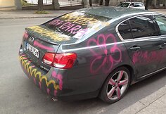 Dažais išmargintas „Lexus“